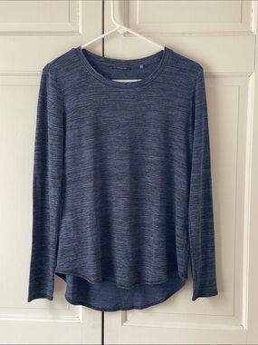 Tahari Navy/Black Long Sleeve Crew Top. Size small.